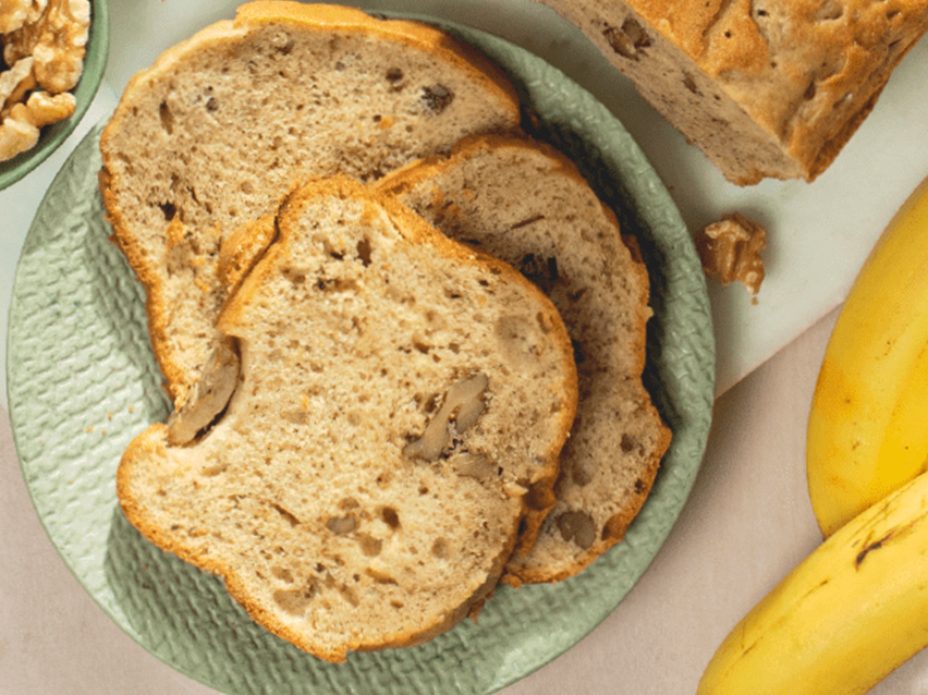 Μπισκότα με καρύδια και μπανάνα σε πιάτο.